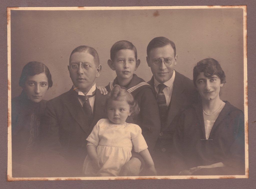 Jakob Feibelmann mit seiner Frau Irma und seinen Kindern Marie und Heinz (li.) sowie seinem Bruder Moritz und dessen Frau Betty Feibelmann, Memmingen 1923. © Amira Korin, Herzliya, Israel