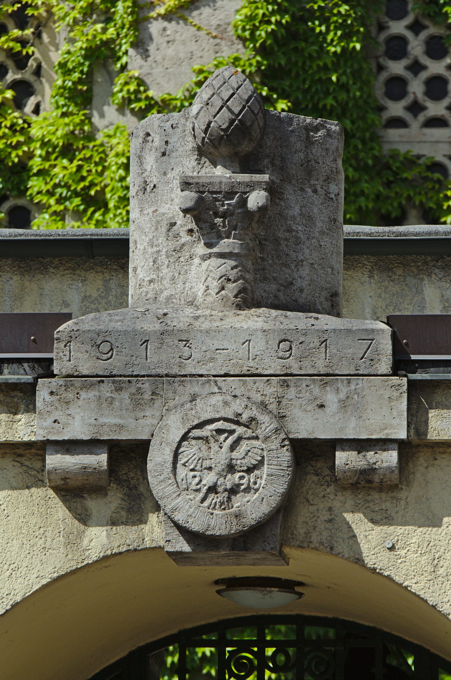 Zirbelnuss über dem Eingang der Augsburger Synagoge