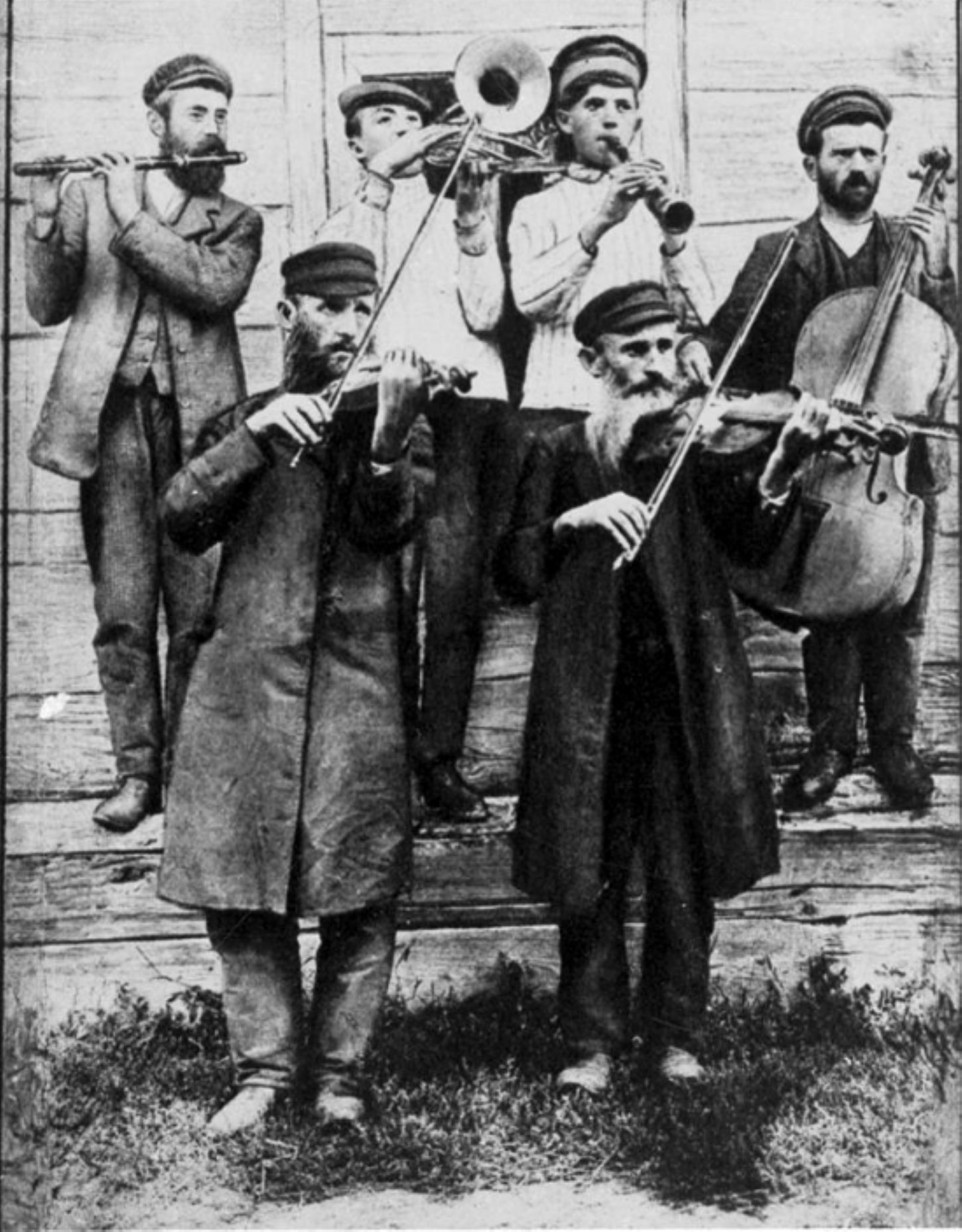 Eine Gruppe Männer mit Musikinstrumenten