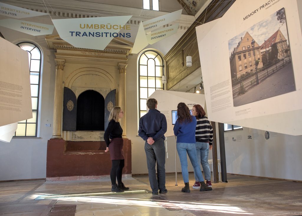 Blick in die Ausstellung Transitions