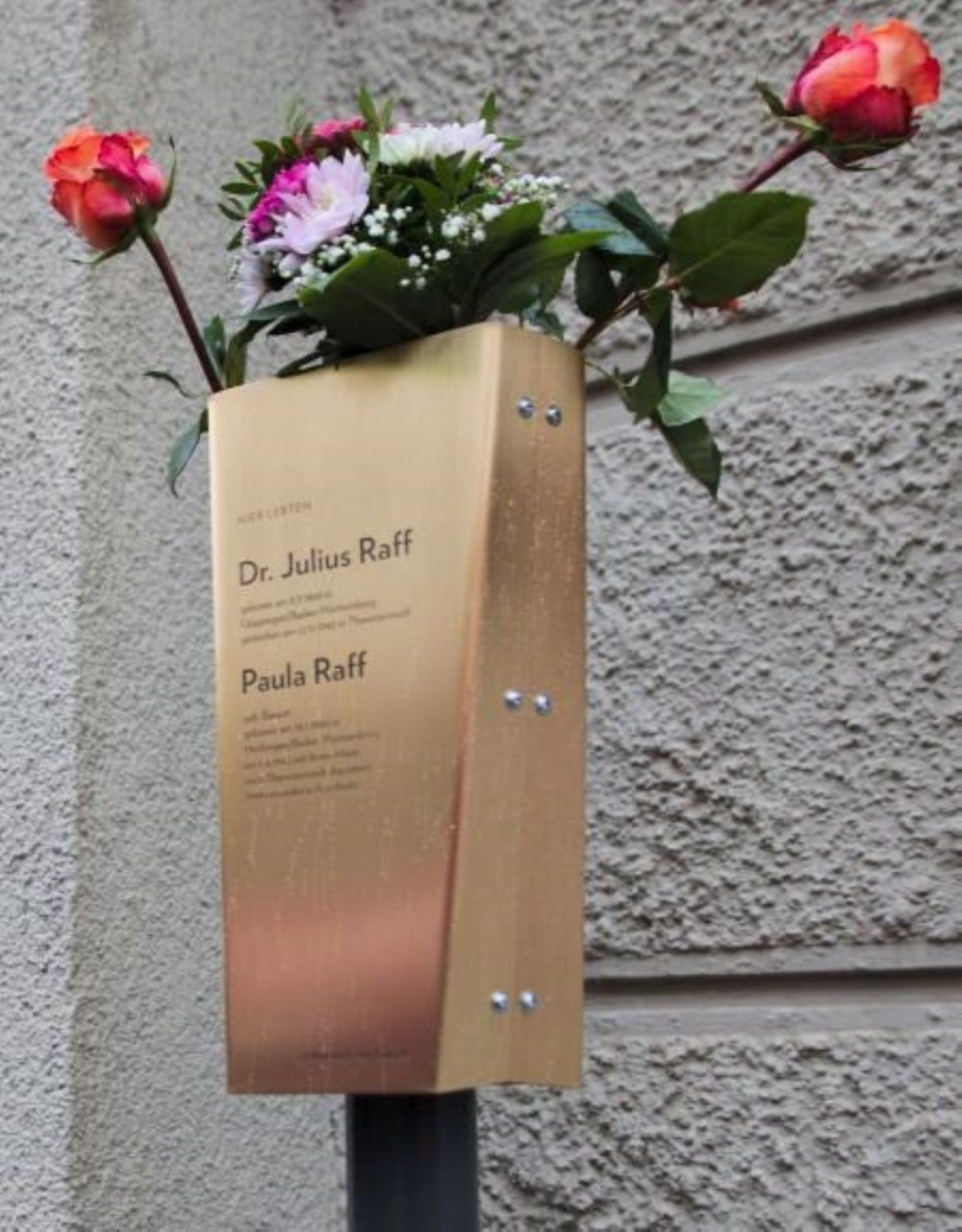 Eine bronzene Gedenktafel mit den Namen des Ehepaars Raff aus Augsburg