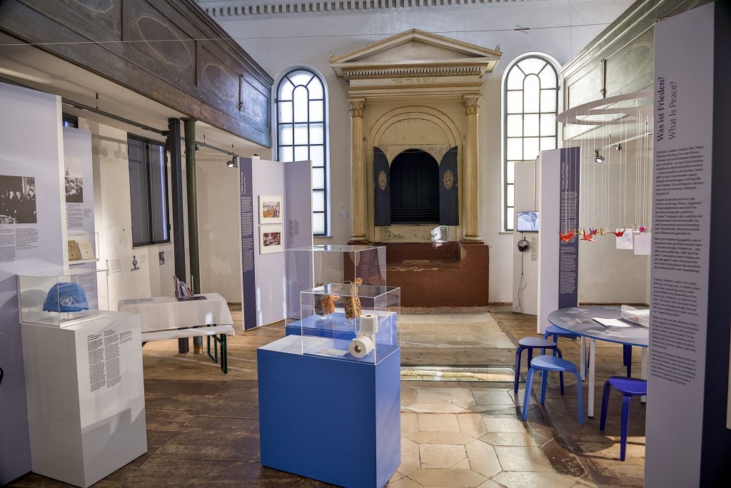 Blick in einen Raum mit blauen Vitrinen