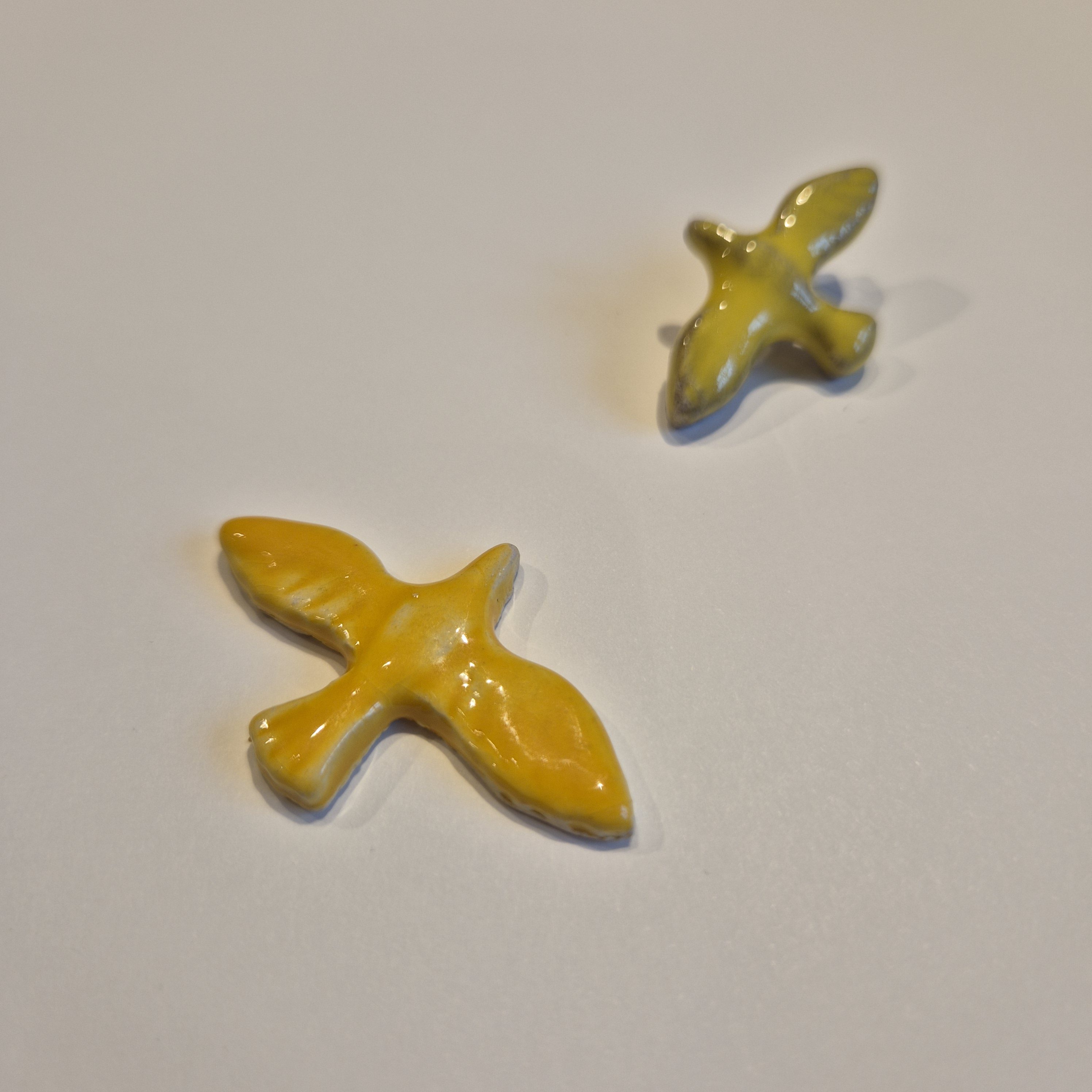 Foto von zwei aus Keramik geformten Vögeln