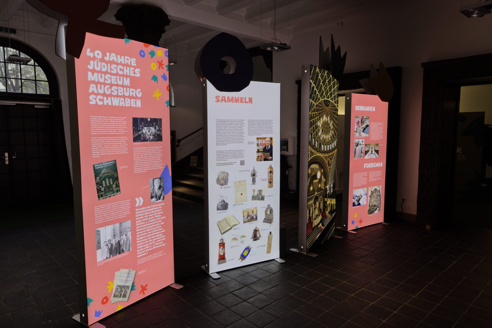 Dunkles Foyer mit hell erleuchteten Leuchttafeln