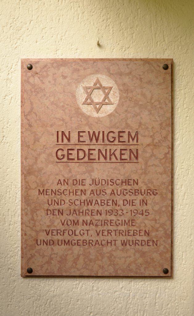 Foto einer rötlichen Marmortafel auf der steht: In ewigem Gedenken. Darüber ist ein Davidstern eingraviert.