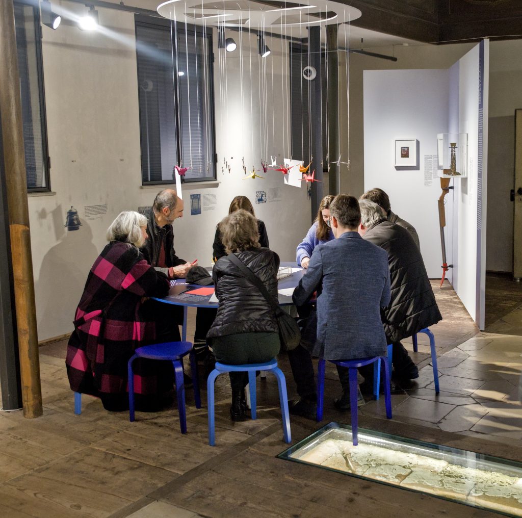 Gruppe an Menschen an einem Tisch sitzend