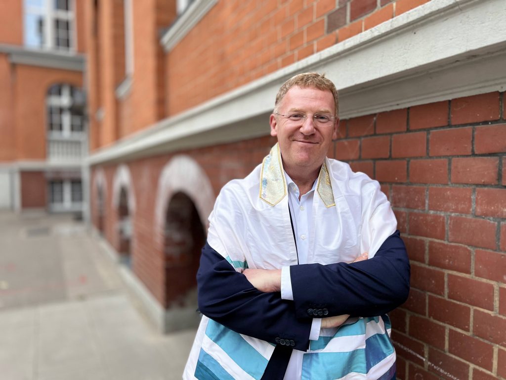 Porträt eines Mannes vor einer Backsteinwand