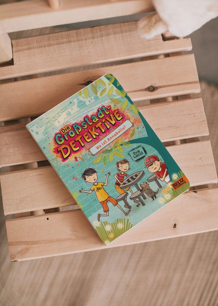 Buch auf einem Holzstuhl liegend