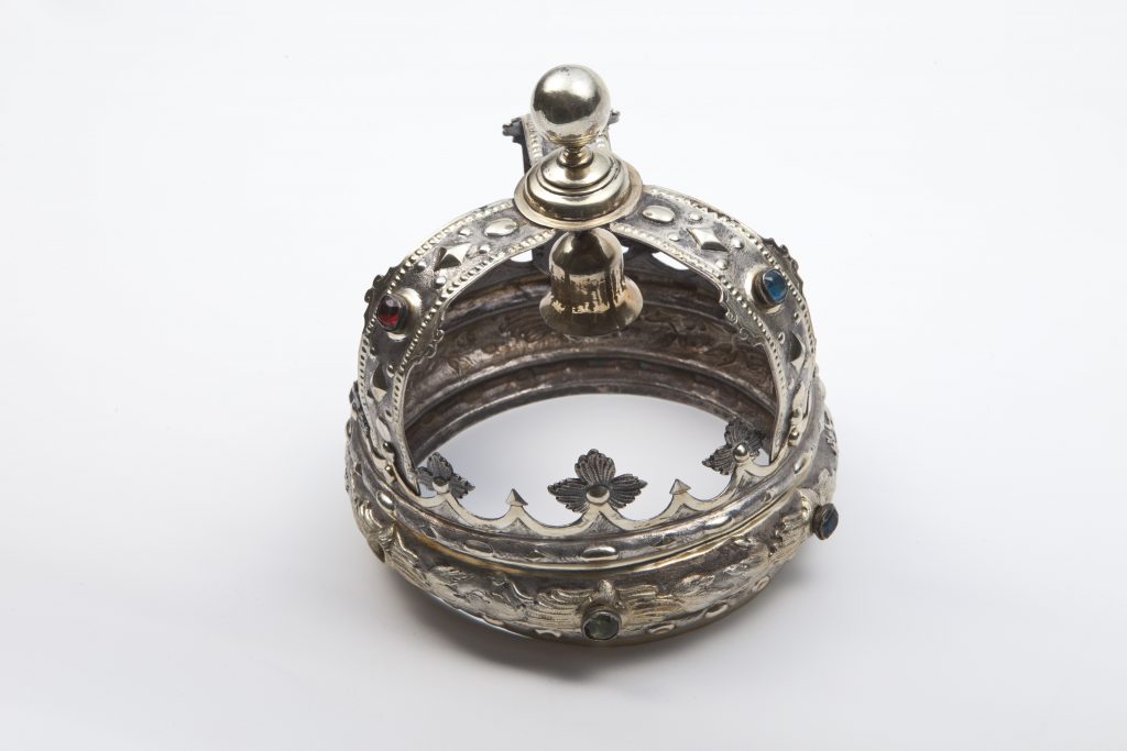 Silberne Krone mit einzelnen bunten Edelsteinen besetzt