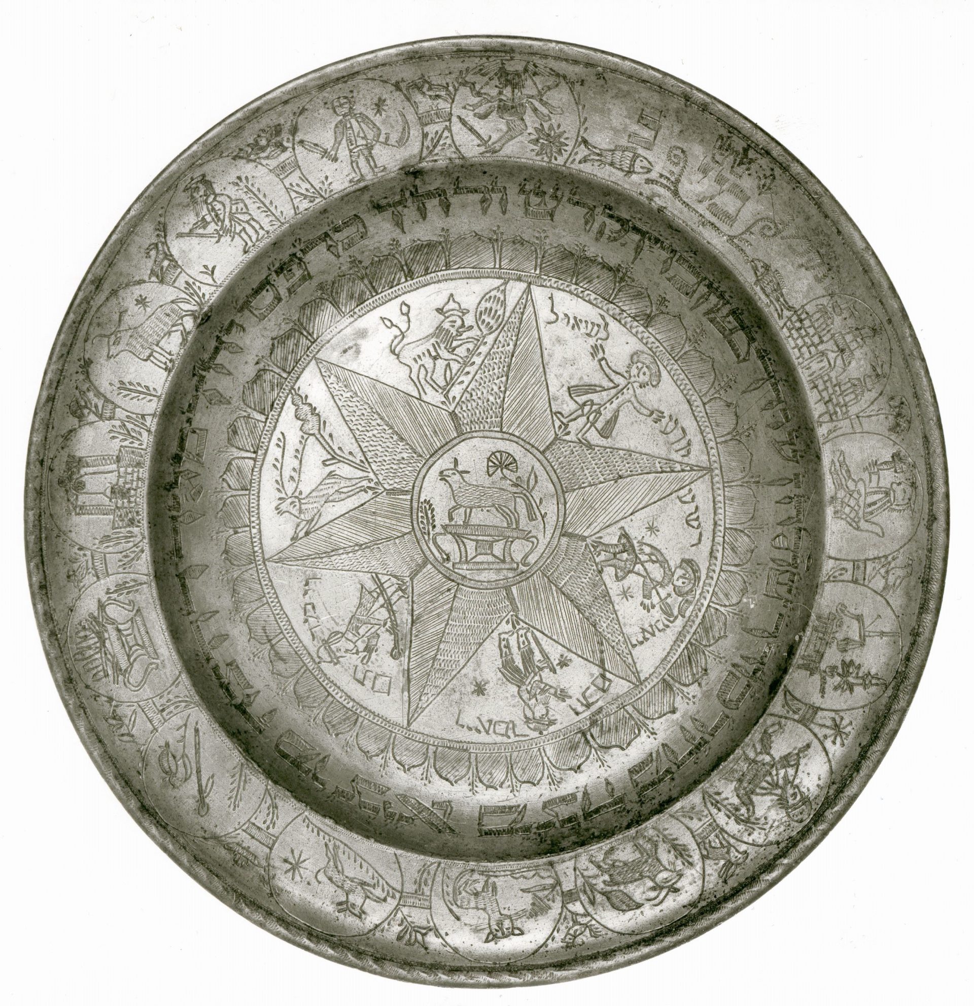 Bild eines silbernen Seder-Tellers von oben mit feinen Gravuren.