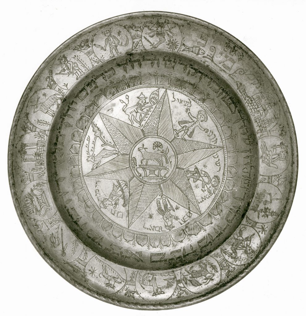 Bild eines silbernen Seder-Tellers von oben mit feinen Gravuren.