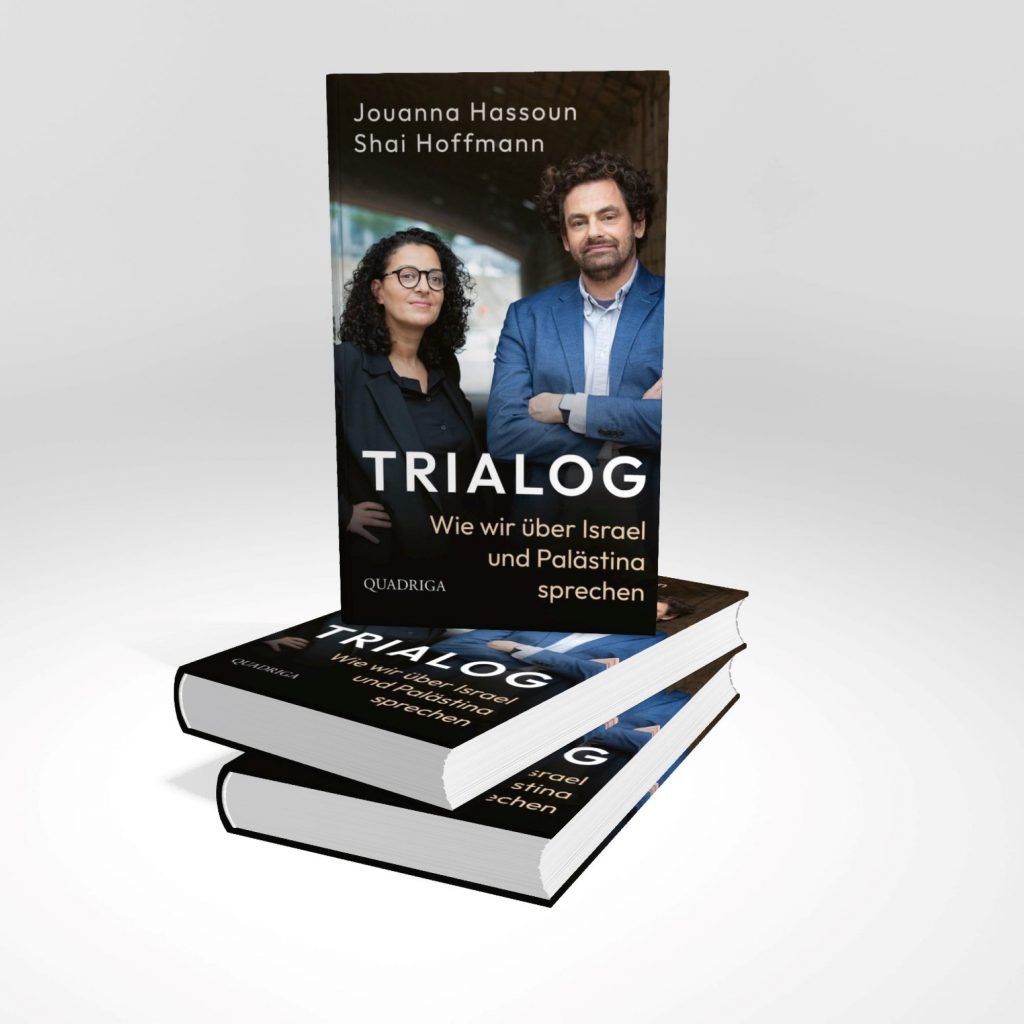 Mehrere Exemplare des Buches "Trialog" auf einem Stapel