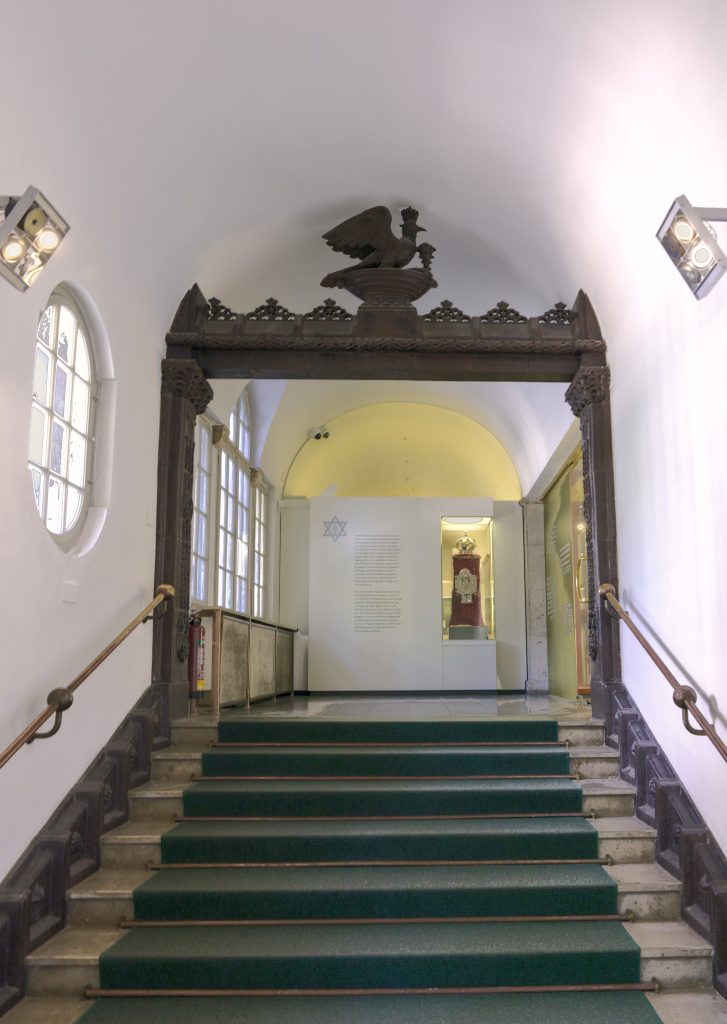 Blick auf eine Treppe mit Säulenbogen